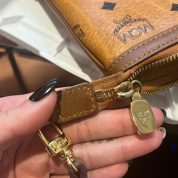 Authentic MCM clutch handbag with removable strap - Picture 4 of 7